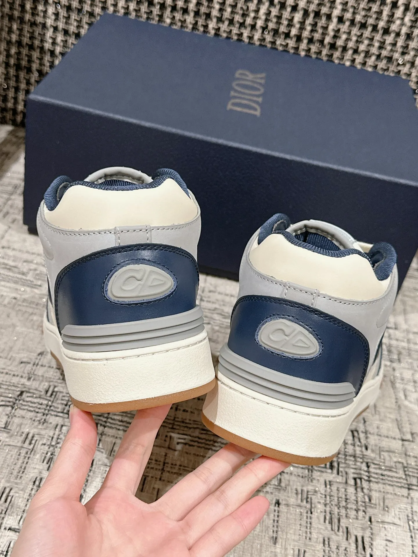 👟👟Ex-factory price 680👟👟. Dior 2024 model B57 popular casual shoe mid-top version, couple model, original explosion-proof one-to-one perfect reproduction, craftsmanship details in place, original customized materials, awesome, latest element combination, fashionable and casual personality, versatile Fabric: original fabric cowhide, mesh, electric embroidery plus 3D printing Inner: imported breathable mesh feet: original molding pad outsole: original one-to-one mold opening T👟👟Ex-factory price U Size: women’s size 35-40~men’s size 39-45
